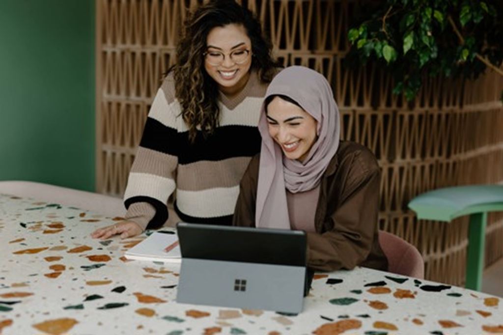 Studenten Capabel Onderwijs studeren samen achter laptop